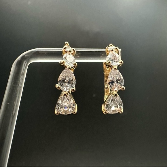 ✨ Gold Plated Hoop Earrings with Pear-Shaped White Stones Classic Sparkle Hoops - Picture 10 of 11